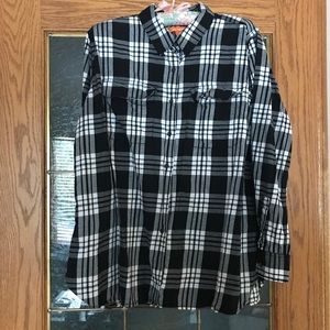 Plaid long sleeved black/white shirt 💥3/$25💥